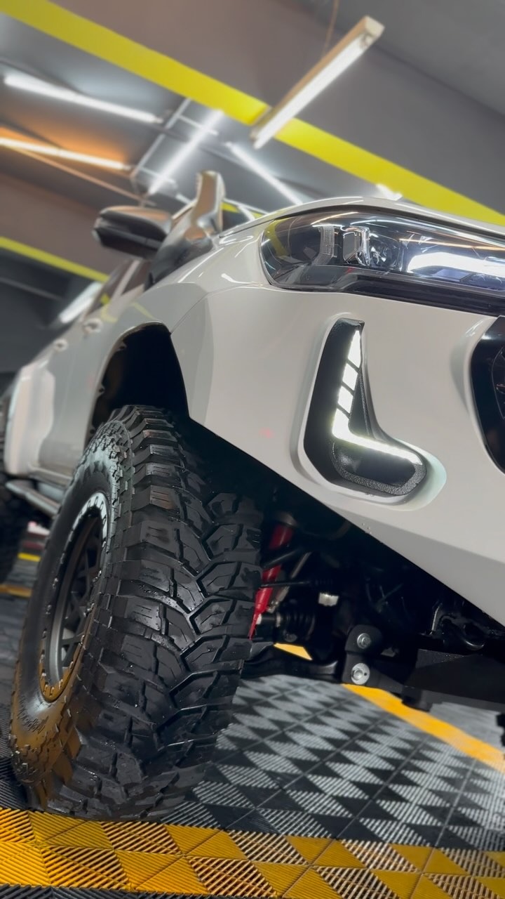 Detalhe de roda e pneu off-road em caminhonete preparada