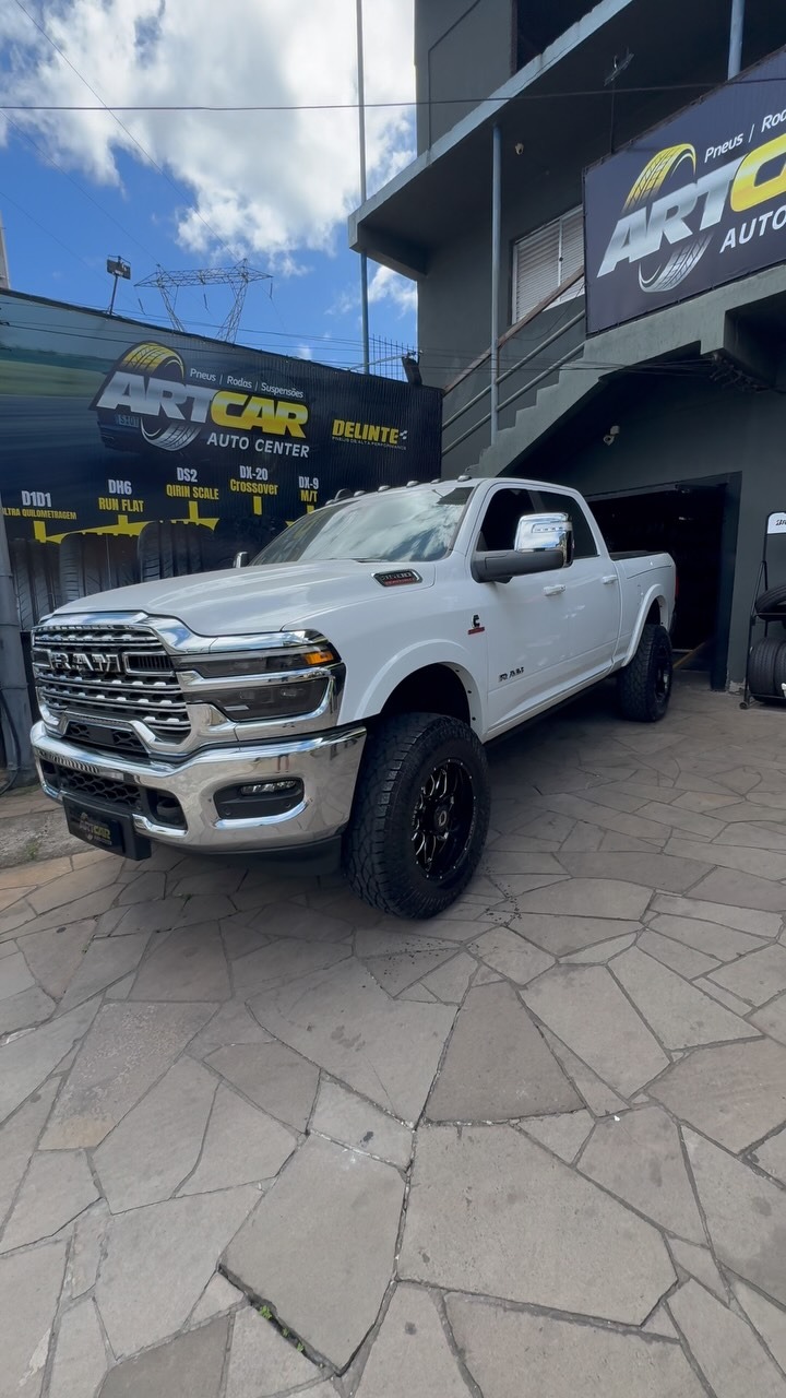 RAM 2500 com rodas aro grande e pneus A/T instalados na ARTCAR