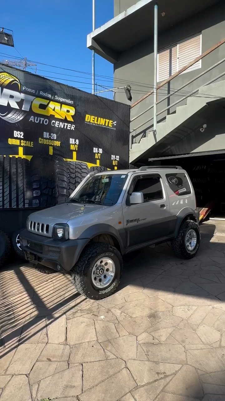 Suzuki Jimny com pneus M/T e rodas na ARTCAR Auto Center